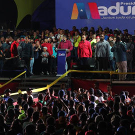 El presidente venezolano, Nicolás Maduro (c), habla tras conocer los resultados de las elecciones hoy, domingo 20 de mayo de 2018, en Caracas (Venezuela). Maduro agradeció a los electores por la victoria con 5.823.728 votos, lo que represen