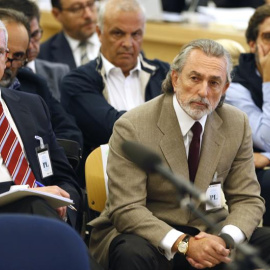 Francisco Correa, a la derecha, presunto cabecilla de la trama Gürtel, y Pablo Crespo, a la izquierda, exsecretario de Organización del PP de Galicia y supuesto número dos de la trama, durante la primera sesión del juicio. EFE/Javier Lizón