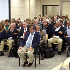 El abogado Luis de Miguel (en primer término), considerado el arquitecto financiero de la trama Gürtel, durante la primera sesión del juicio. EFE/Chema Moya