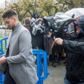 Víctor Rodríguez 'Viti', uno de los acusados de agresión sexual a una menor a su llegada a la Audiencia Provincial de Burgos. EFE/Santi Otero