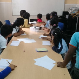 Niños bangladesíes reciben clases extraescolares en la asociación Culturas Unidas, en Lavapiés.