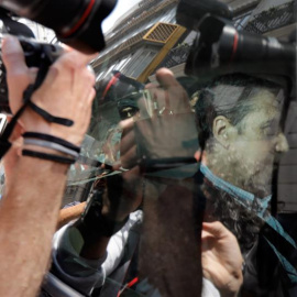 Agentes de la UCO trasladan a Eduardo Zaplana en un coche. EFE/ Juan Carlos Cárdenas