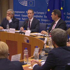 El fundador y consejero delegado de Facebook, Mark Zuckerberg, durante su comparecencia ante los portavoces del Parlamento Europeo, en Bruselas, sobre el caso de Cambridge Analýtica. REUTERS