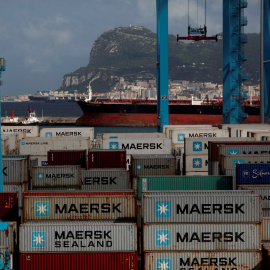 Terminal de carga del puerto de Algeciras, con el Peñón de Gibraltar al fondo. REUTERS/Jon Nazca