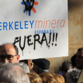 Manifestación este domingo contra la mina en la localidad salmantina de Retortillo. EFE