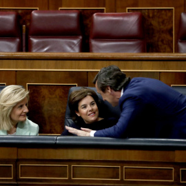 La vicepresidenta del Gobierno, Soraya Sáenz de Santamaría, la ministra de Empleo, Fátima Báñez y el portavoz del PP en el Congreso, Rafael Hernando, momentos antes del debate de los Presupuestos Generales del Estado para 2018, en el Congre