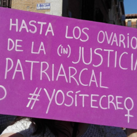 Cartel contra la justicia patriarcal en una manifestación