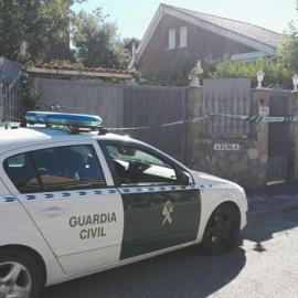 Un vehículo de la Guardia Civil delante del chalé donde se cometió el cuádruple crimen de Pioz. E.P.