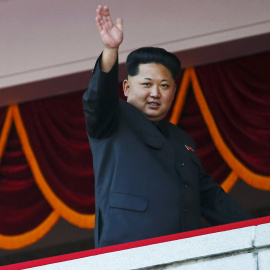 El líder de Corea del Norte, Kim Jong Un, saluda desde el palco donde ha prnunciado un discurso y ha contemplado el desfile conmemorativo del 70 aniversario del Partido de los Trabajadores. REUTERS/Damir Sagolj