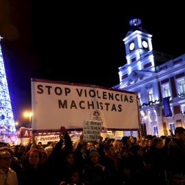 25/11/2019.- Vista de la manifestación con motivo del Día Internacional de la Eliminación de la Violencia contra la Mujer convocada por el Foro de Madrid contra la Violencia a las Mujeres, este lunes a su paso por el Ayuntamiento la capital