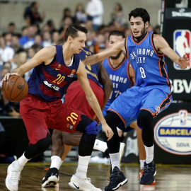 El escolta español de Oklahoma City Thunder Alex Abrines defiende al alero sueco del FC Barcelona Lassa Marcus Eriksson. EFE/ Andreu Dalmau.