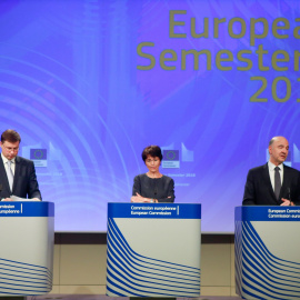 El vicepresidente de la Comisión Europea y comisario para el Euro y el Diálogo Social, Valdis Dombrovskis; la comisaria europea de Empleo, Asuntos Sociales, Capacidades y Movilidad Laboral, Marianne Thyssen; y el comisario europeo de Asunto