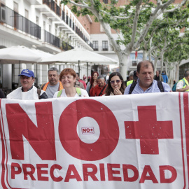 Una de las columnas de las marchas contra la precariedad que este sábado confluirán en Madrid para manifestarse el domingo junto a los pensionistas.- NO + PRECARIEDAD