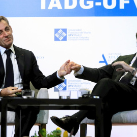 El expresidente del Gobierno José María Aznar (d) y el exjefe del Ejecutivo francés Nicolás Sarkozy, durante su participación en la conferencia "Una reflexión sobre Europa. EFE