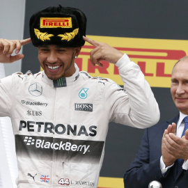 El presidente ruso, Vladimir Putin,observa la celebración de Lewis Hamilton de su triounfo en el premio de Rusia de Formula 1, a los mandos de su Mercedes.. REUTERS/Grigory Dukor