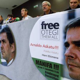 La plataforma "Arnaldo Askatu" y la iniciativa "Free Otegi Free Them All" han presentado una manifestación que exigirá el 17 de octubre en San Sebastián la puesta en libertad del líder de la izquierda abertzale Arnaldo Otegi. EFE/Javier Etx