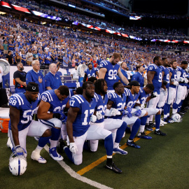 Los jugadores del Indianapolis Colts se arrodillan durante el himno antes de un partido frente a los Cleveland el pasado 24 de septiembre de 2017. Brian Spurlock/USA TODAY Sports