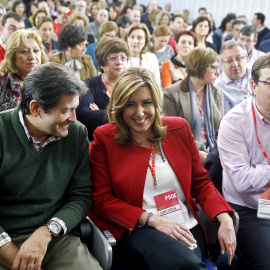 El ahora presidente de la Comisión Gestora del PSOE y president también del Principado de Asturias, Javier Fernández, con la presidenta de la Junta de Andalucía y líder de los socialistas de la comunidad, Susana Diaz, en el Comité Federal c