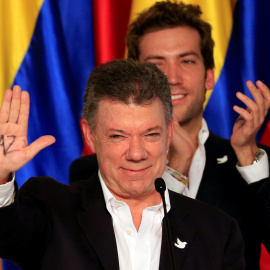 El presidente colombiano, Juan Manuel Santos, con la palabra 'Paz' escrita en su mano, en la celebración de su viEl presidente colombiano, Juan Manuel Santos, con la palabra 'Paz' escrita en su mactoria en las elecciones de 2014. REUTERS/Jo