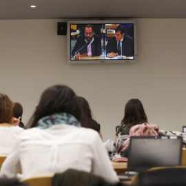 Imagen del monitor de la Audiencia Nacional en San Fernando de Henares con la declaración de Álvaro Pérez Alonso (i), el "Bigotes", junto a su abogado, Javier Vasallo, en el macrojuicio por la trama Gürtel. EFE/Emilio Naranjo