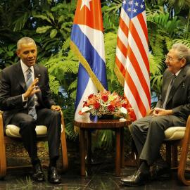 El presidente estadounidense Barack Obama (d) junto a su homólogo cubano Raúl Castro (i) durante su encuentro en el Palacio de la Revolución en La Habana.