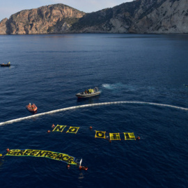 Una protesta de Greenpeace contra las prospecciones en Baleares. PEDRO ARMESTRE (GREENPEACE)