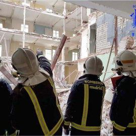 Varios bomberos observan el edificio derrumbado en Madrid. (Fotografía publicada en la cuenta de twitter de Bomberos Madrid)