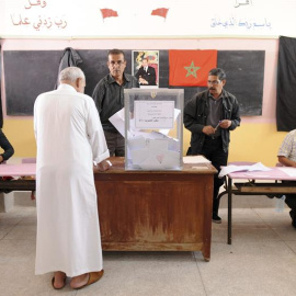 Marroquíes votan durante las elecciones legislativas en un colegio electoral en Rabat. - EFE