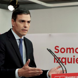 Pedro Sánchez, tras registrar en el Congreso la moción de censura contra Rajoy. / EFE