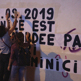 Mujeres pintan las calles de Francia contra la violencia machista.- LAURENCE HEINTZ