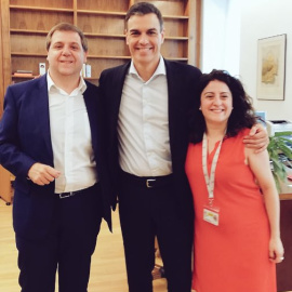 Pedro Sánchez, con su jefe de Gabinete, Juanma Serrano, y su directora de Comunicación, Maritcha Ruiz Mateos. TWITTER