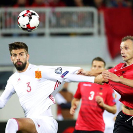 Gerard Pique disputa un balón durante el Albania-España.- EFE