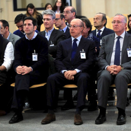 El antiguo presidente del grupo Pescanova Manuel Fernández de Sousa (d), junto a los máximos responsables de la empresa entre 2009 y 2013, en el banquillo de la Audiencia Nacional en San Fernando de Henares (Madrid). EFE/Fernando Alvarado