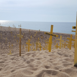 Creus grogues a la platja de Canet de Mar el passat 21 de desembre, abans que les retirés un grup d'encaputxats. / CDR Canet de Mar.