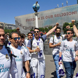 26/05/2018.- Real Madrid fans gather in Maidan Square, Kiev, Ukraine, 26 May 2018. Real Madrid will face Liverpool FC in the UEFA Champions League final at the NSC Olimpiyskiy stadium on 26 May 2018. (Liga de Campeones, Ucrania) EFE/EPA/GEO