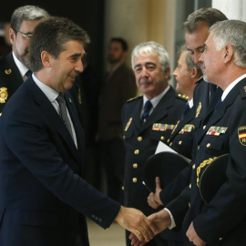 El director general de la Policía, Ignacio Cosidó, saluda a los responsables de la Operación Emperador. EFE/ J. C. Hidalgo