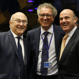 El ministro de Finanzas francés, Michel Sapin, su homólogo luxemburgués, Pierre Gramegna y el ministro de Economía español, Luis de Guindos, posan al comienzo de la reunión de los ministros de Economía y Finanzas de la zona del Eurogrupo, e