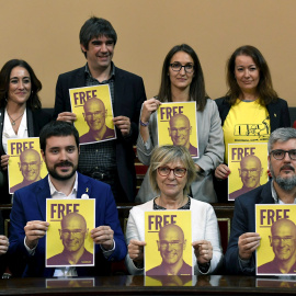 03/12/2019.- Los senadores de EH Bildu y Esquerra Republicana muestran un cartel del exconsejero de la Generalitat en prisión Raül Romeva durante la sesión constitutiva de la Cámara Alta. EFE/Victor Lerena