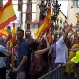 Manifestants d'ultradreta en el seu intent de trencar el cordó policial per entrar a l'Ajuntament de Barcelona / Barcelona Televisió