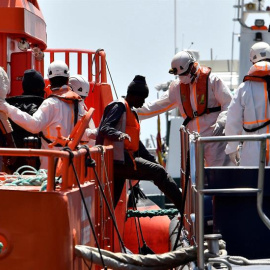 26/05/2018.- Salvamento Marítimo ha rescatado a 72 varones y a cuatro mujeres de dos pateras que han sido localizadas esta mañana en el mar de Alborán y han sido trasladados al puerto de Almería. EFE/Carlos Barba