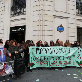 Militantes del sindicato ELA durante la movilización realizada este viernes en la Gran Vía de Bilbao. D.A.