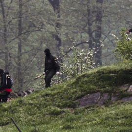 Supuestos miembros De ETA Inspeccionan la zona del Caser de Legorreta. REUTERS