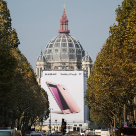 Un gran anuncio del Samsung Galaxy S 7 edge sobre la fachada de la Iglesia de San Agustín, en París. REUTERS/Charles Platiau