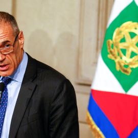 Cottarelli, tras reunirse con Mattarella en Roma. REUTERS/Tony Gentile