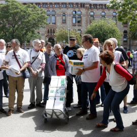 Protesta de la Marea Blanca, que va entregar signatures en defensa de la sanitat pública al Departament de Salut. LAURA FÍGULS.