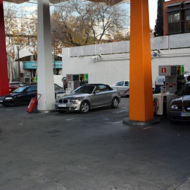 Varios vehículos repostan en una gasolinera. EUROPA PRESS