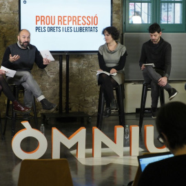 La presentació del mapa de la repressió, amb Marcel Mauri (Òmnium), Anaïs Franquesa (Irídia), Xavier Pellicer (Alerta Solidària) i David Fernàndez. ÒMNIUM CULTURAL