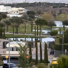 Vista de la entrada en la urbanización La Finca, en la localidad madrileña de Pozuelo de Alarcón.