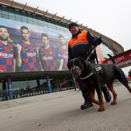 Un miembro de la seguridad privada del FC Barcelona patrulla los alrededores del Camp Nou./ Alejandro García (EFE) 17-12-19