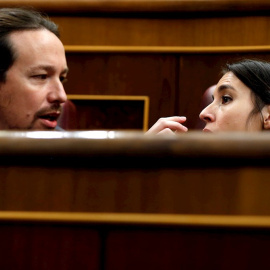 Los líderes de Unidas Podemos, Pablo Iglesias e Irene Montero, escuchan el discurso del candidato a la Presidencia del Gobierno, Pedro Sánchez, en el Congreso de los Diputados durante la primera jornada de la sesión de investidura. EFE/Emil